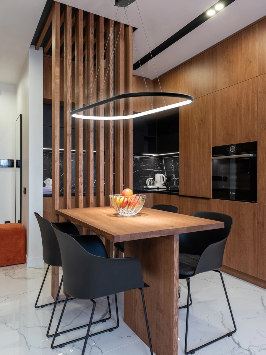 Czarna lampa Led Ellipse No.1 100 cm nad stołem w kuchni z elementami drewna, barwa neutralna 4000K
