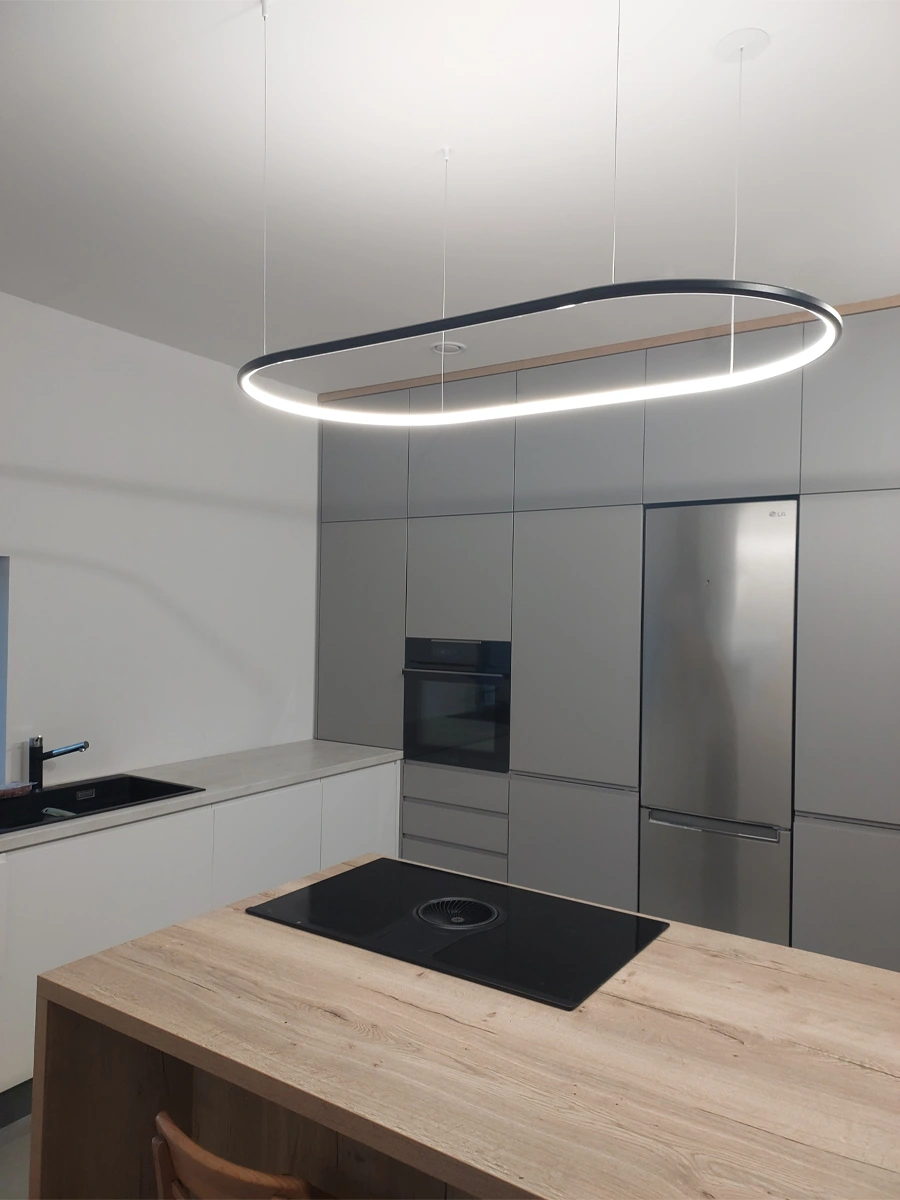 Czarna lampa Led Ellipse No.1 120 cm nad wyspą kuchenną w nowoczesnej, jasnej aranżacji