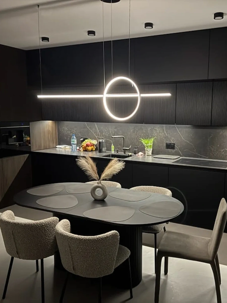 Czarna lampa Led Geometrik 40 cm nad wyspą kuchenną w nowoczesnym, ciemnym wnętrzu, barwa neutralna 4000K
