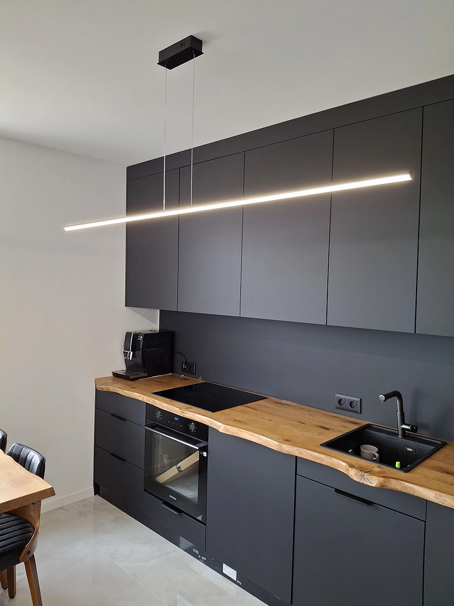 Czarna lampa wisząca Led Line 180 cm nad wyspą kuchenną z drewnianym blatem, barwa neutralna 4000K