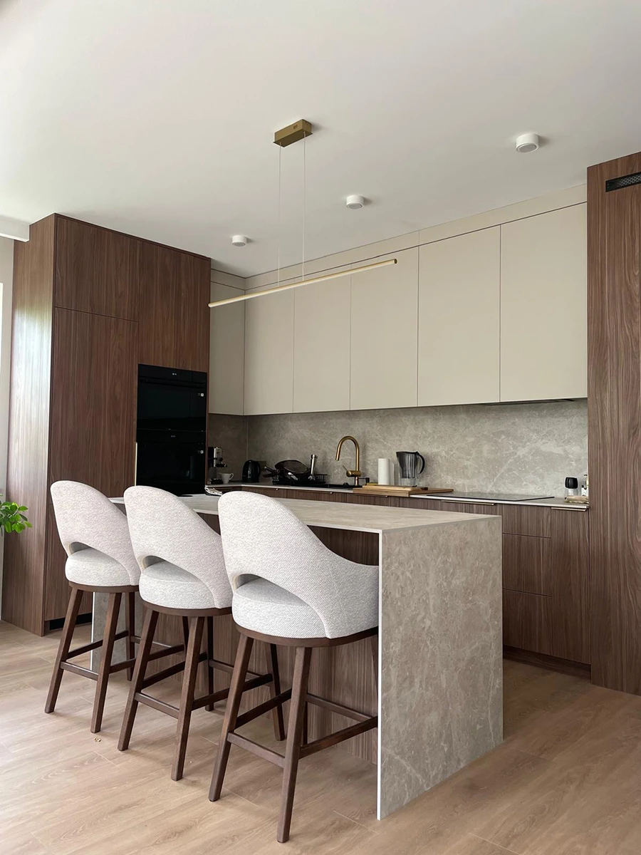 Złota lampa Led Line 120 cm nad elegancką wyspą kuchenną, barwa neutralna 4000K