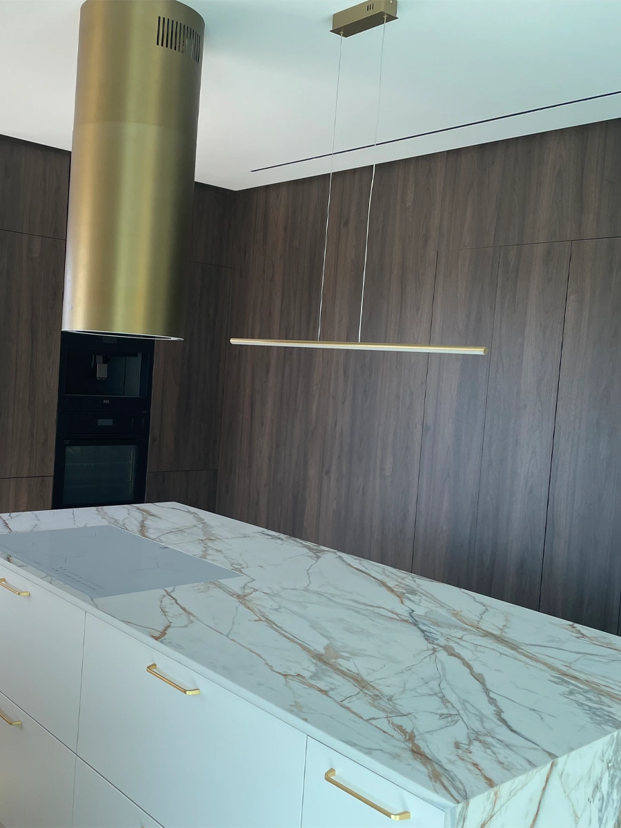 Złota lampa Led Line 120 cm nad nowoczesną wyspą kuchenną, wersja ściemniana z pilotem