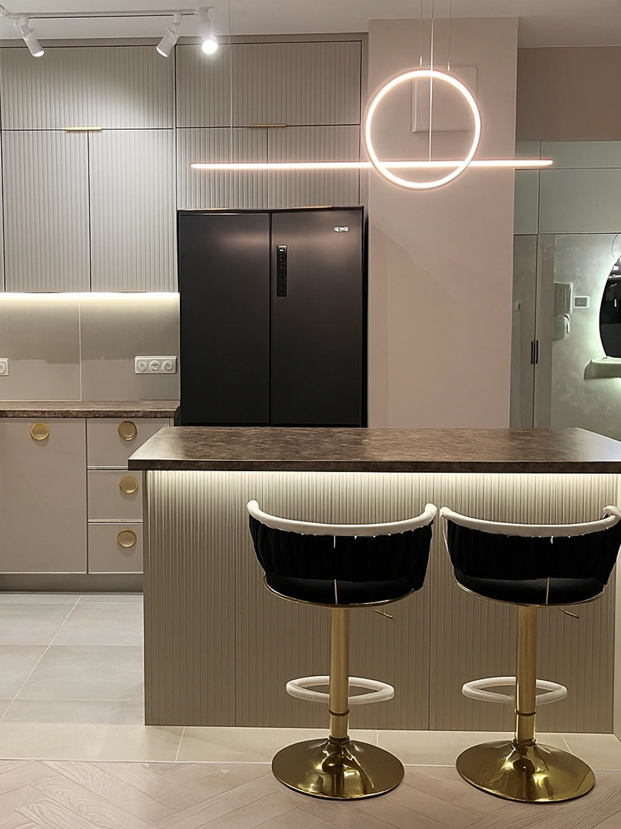 Złota lampa Led Geometrik 40 cm nad blatem kuchennym — linia świecąca w dół i pionowy okrąg, barwa ciepła 3000K