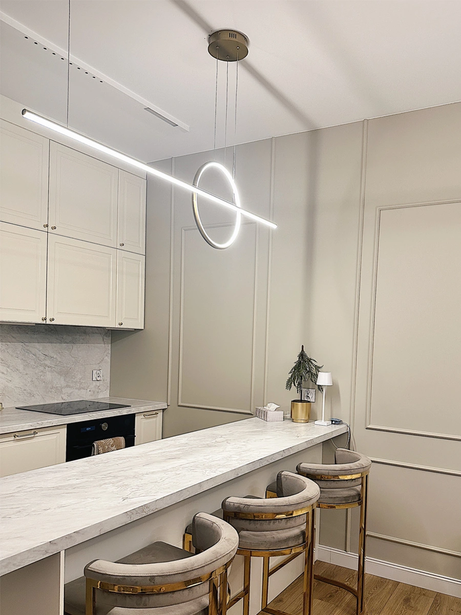 Złota lampa Led Geometrik 150 cm nad elegancką wyspą kuchenną, barwa neutralna 4000K