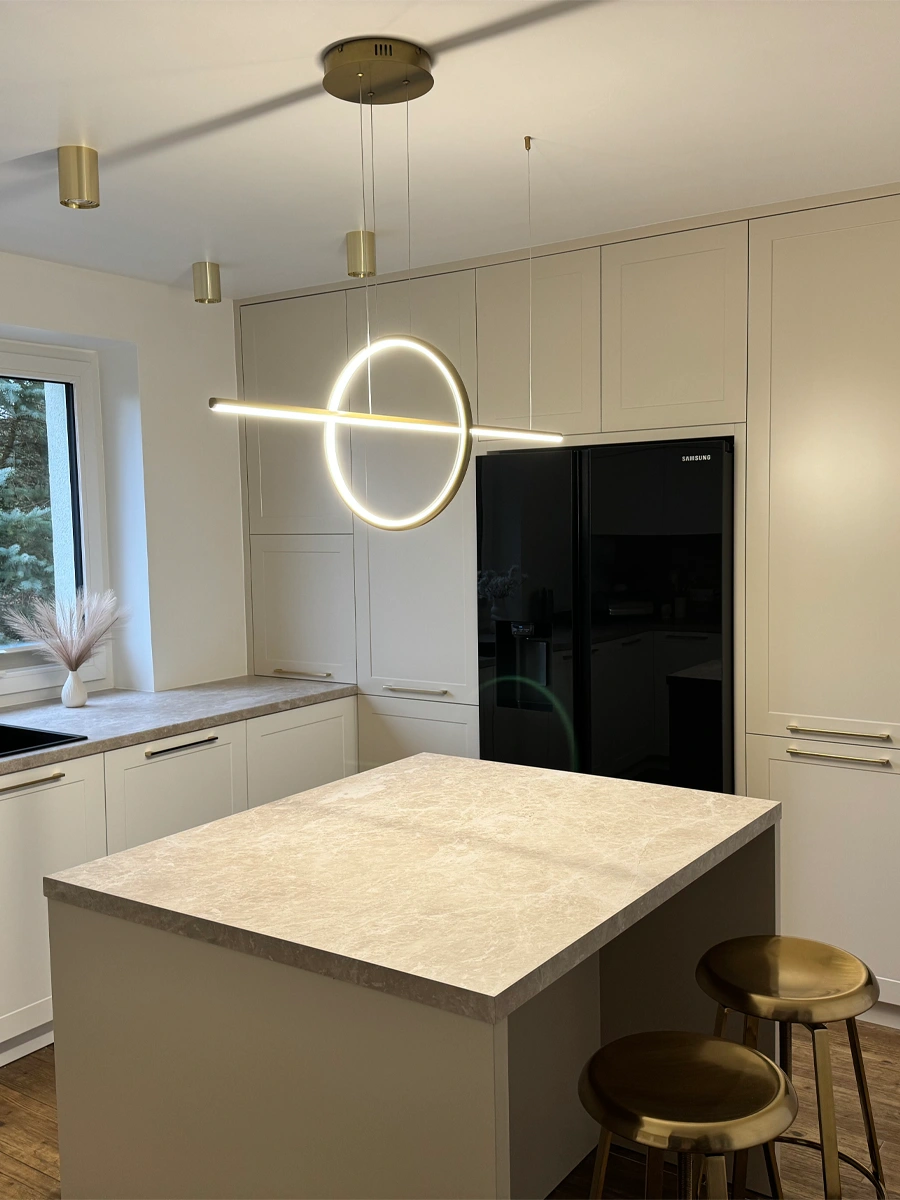 Złota lampa Led Geometrik 40 cm nad wyspą kuchenną, pionowy okrąg i linia świecąca w dół