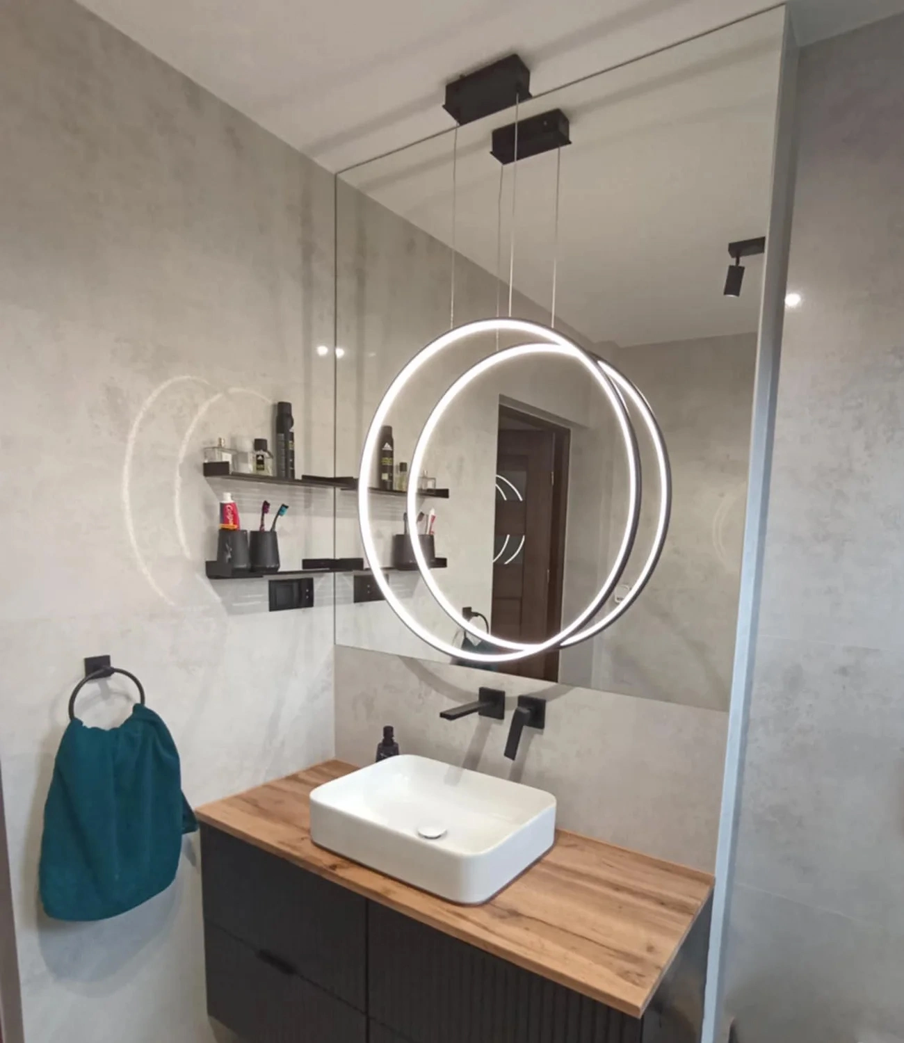 Led Moon No.1 – pionowe lampy ring LED do nowoczesnych wnętrz