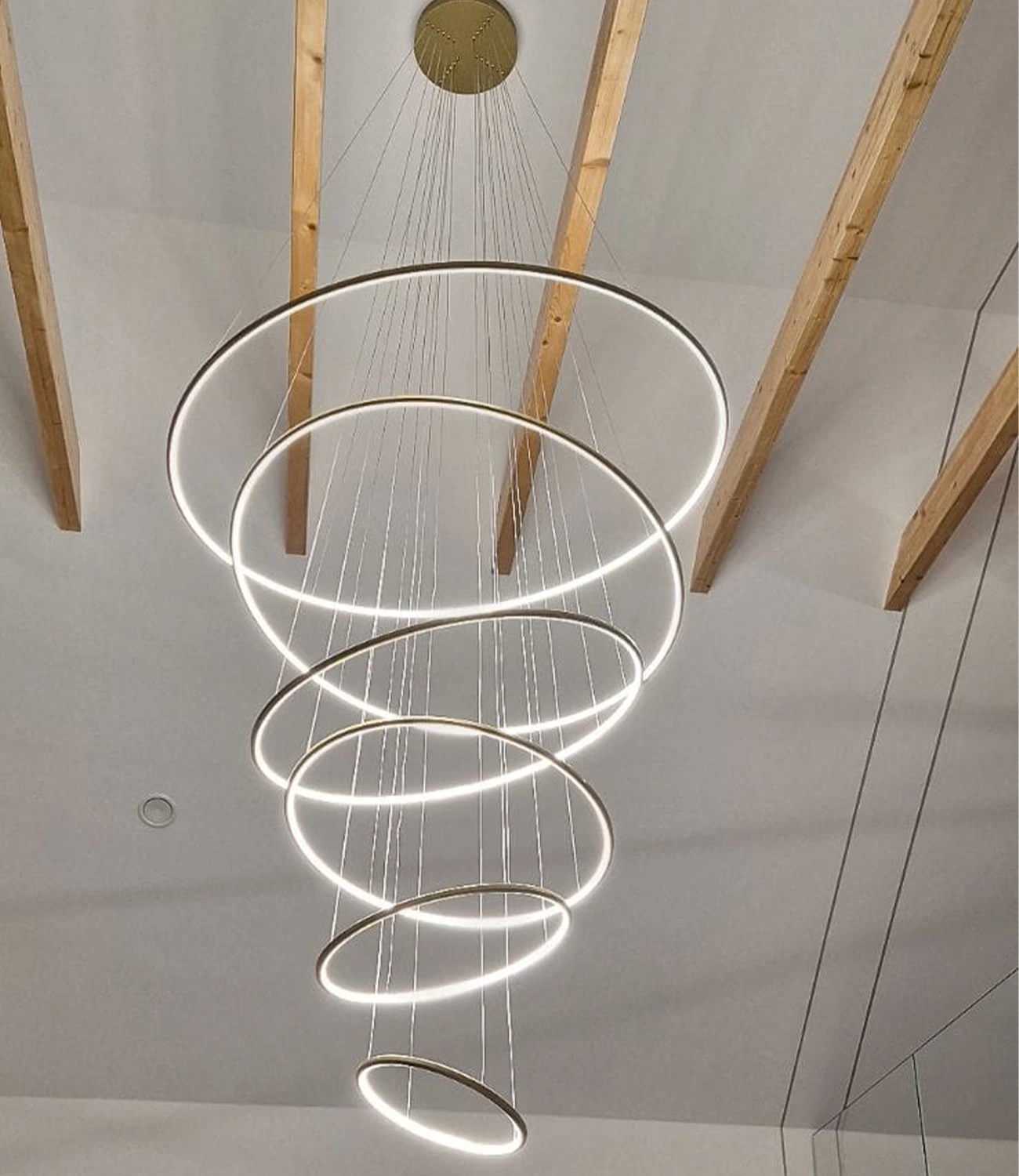 Lampa Led Orbit No.6 – imponujący żyrandol z 6 ringami nad schodami