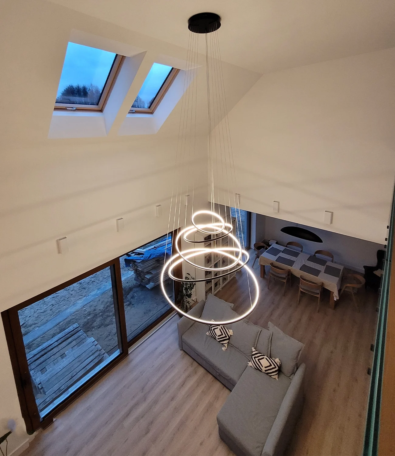 Czarna lampa Led Orbit No.5 – pięć ringów w przestrzeni z wysokim sufitem