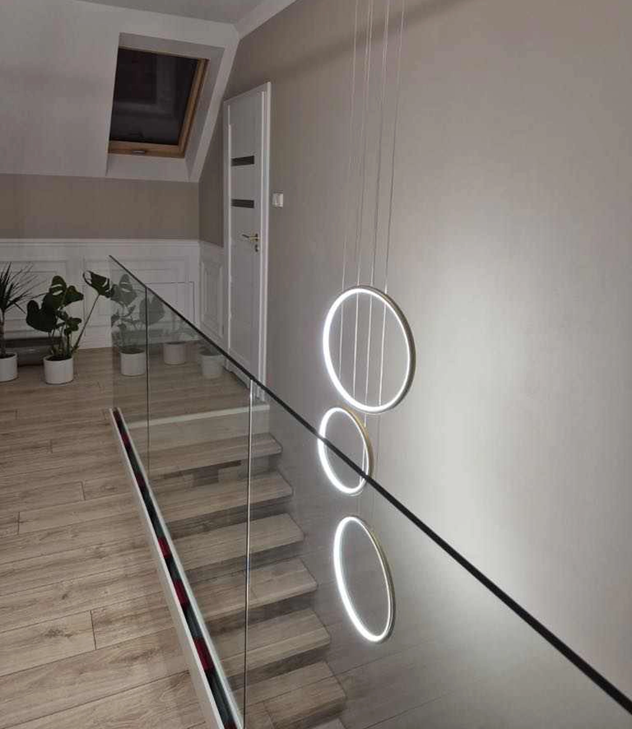 Lampa Led Moon No.3 – pionowy układ pierścieni w złotej odsłonie