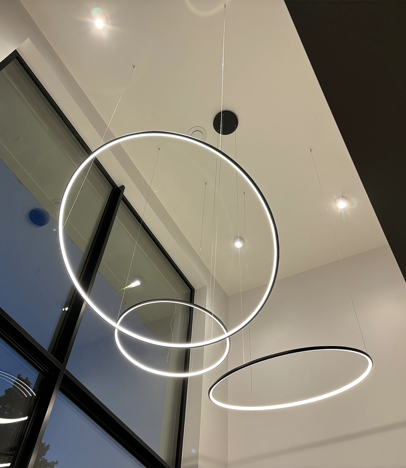 Lampa Led Orbit S – czarna elegancja na antresoli