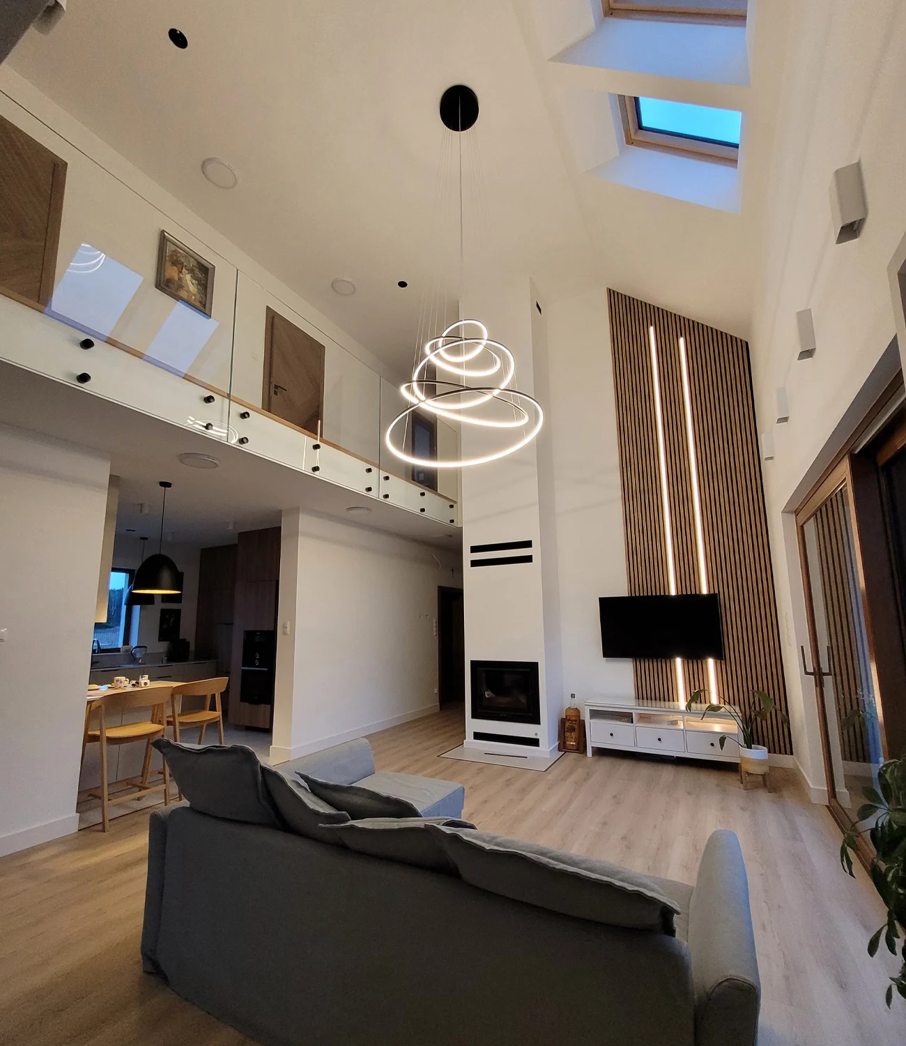 Poznaj żyrandol Led Orbit No.5 w czarnej wersji zawieszony w eleganckim salonie z antresolą