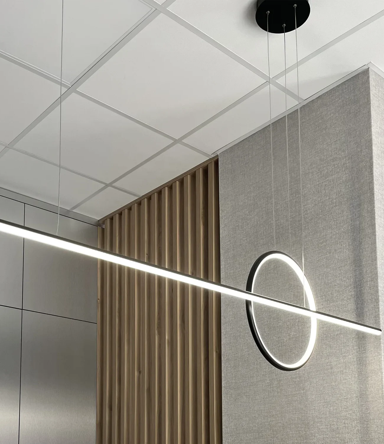 Nowoczesna czarna lampa wisząca Led Geometrik w eleganckim biurze