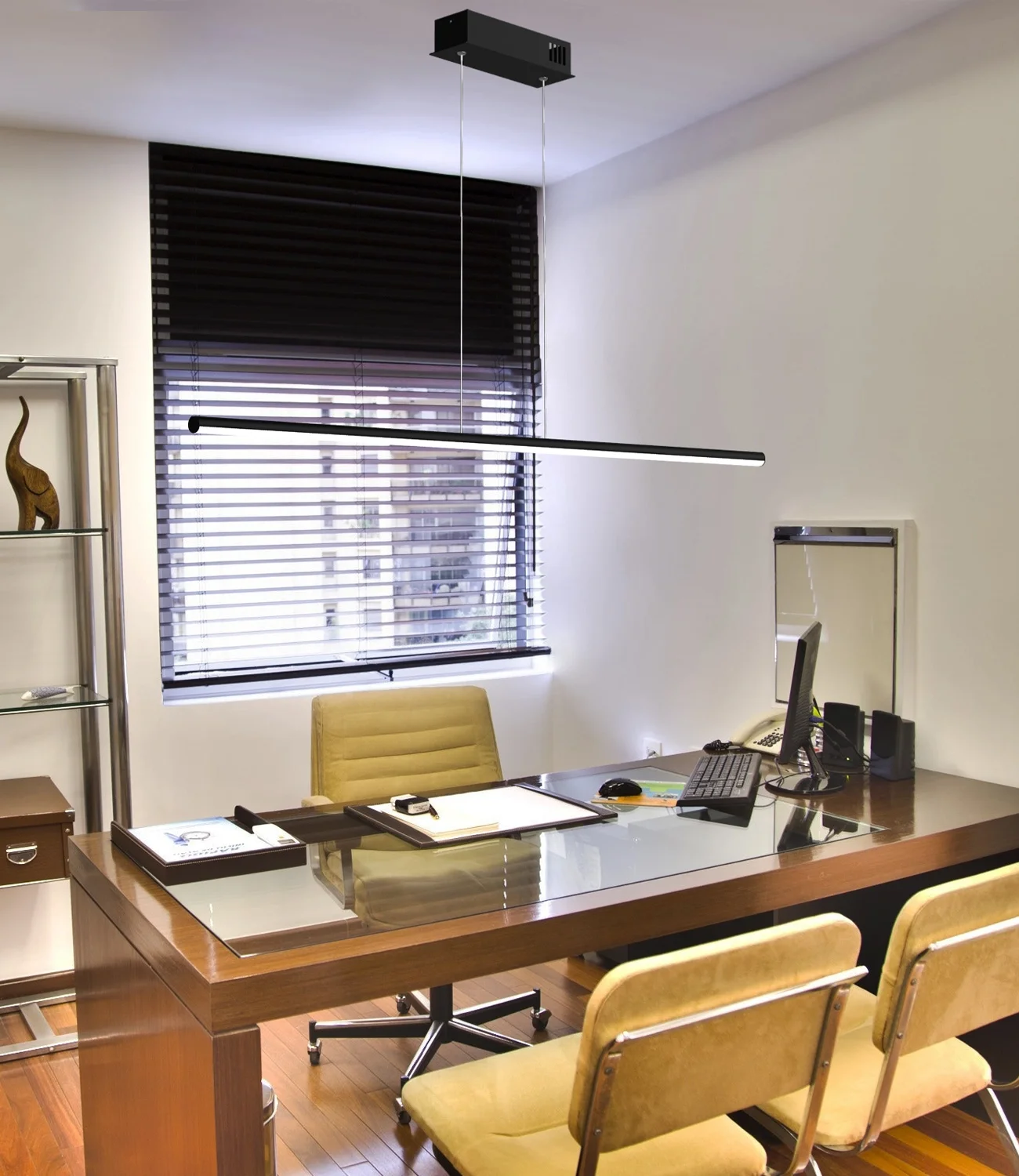 Minimalistyczna lampa wisząca Led Line No.1 100 cm w nowoczesnym biurze