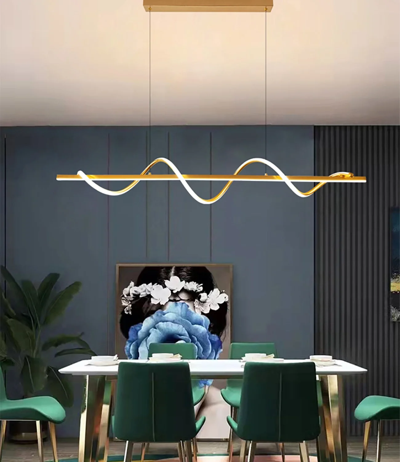 Złota lampa wisząca Led Golden Wave w eleganckiej jadalni nad dużym stołem
