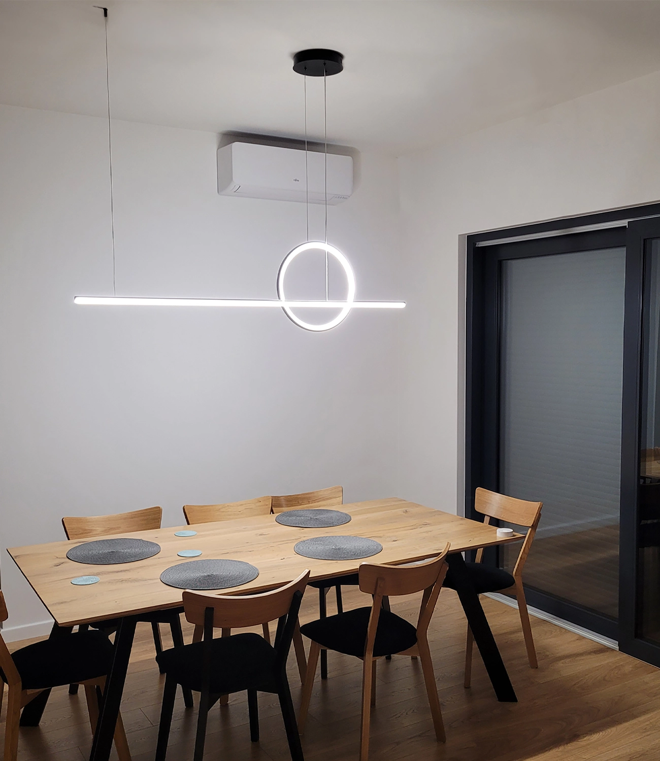 Czarna lampa Led Geometrik – z funkcją ściemniania nad stołem w jadalni