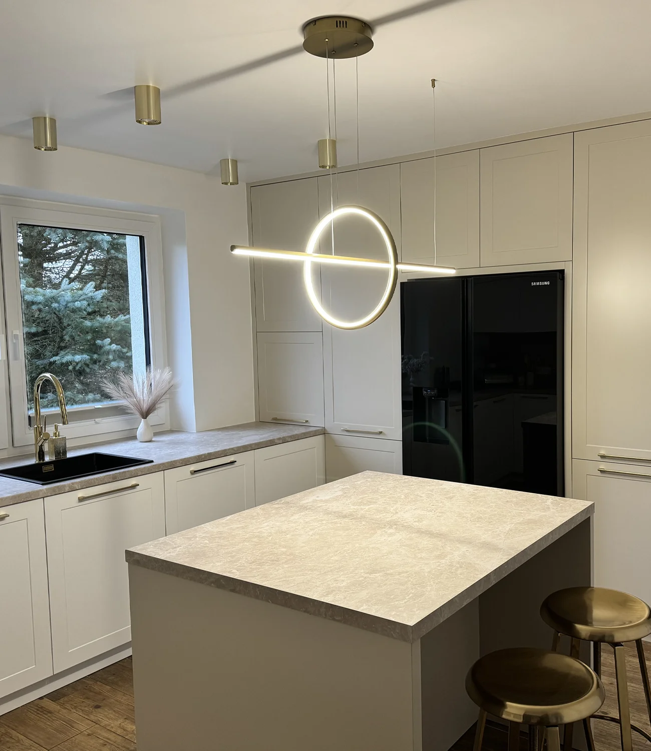 Złota lampa Led Geometrik – idealne oświetlenie centralnego punktu kuchni