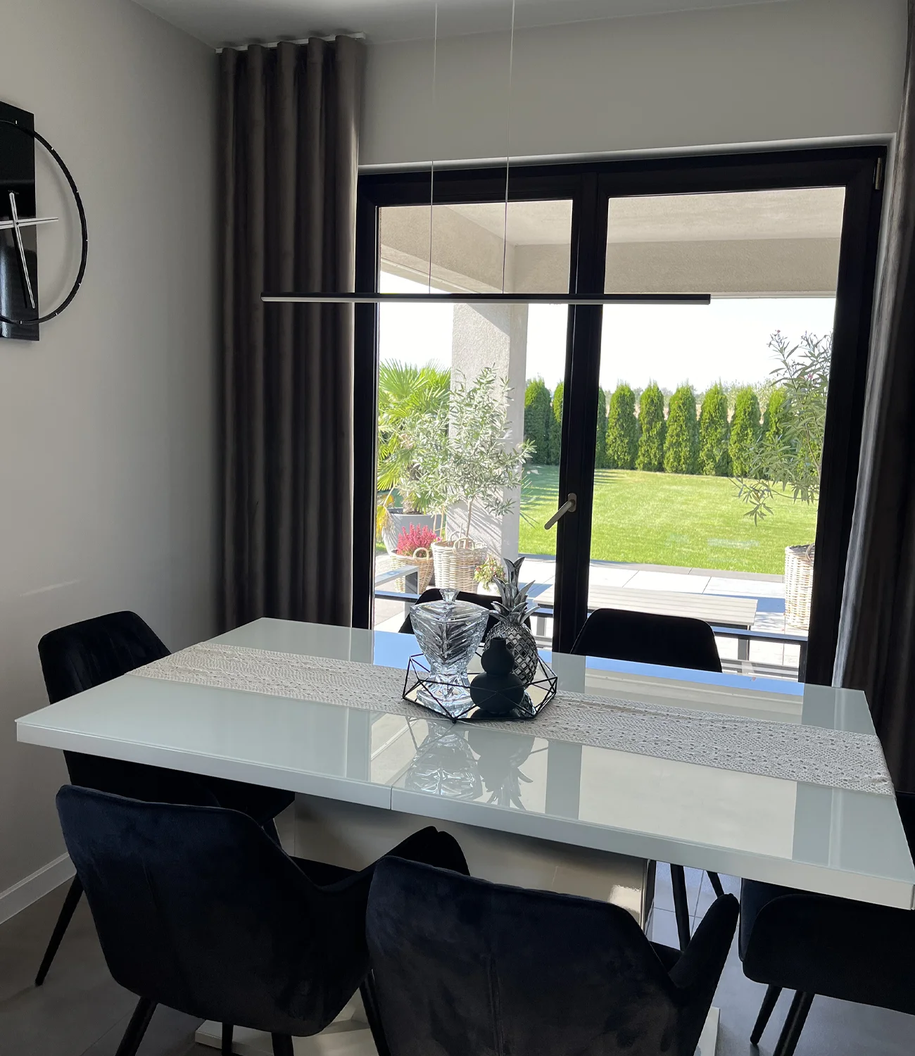 Minimalistyczna czarna lampa wisząca Led Line nad stołem w jadalni
