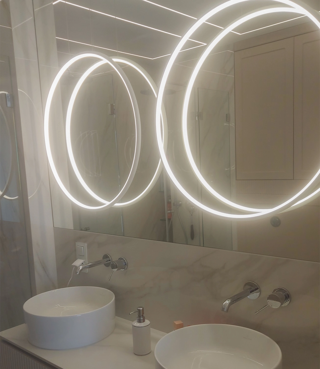 Białe lampy Led Moon 60 cm – minimalistyczne i funkcjonalne oświetlenie przy lustrze