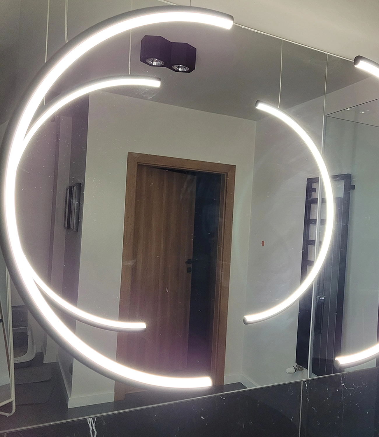 Designerskie lampy Led Moon No.2 – doskonałe oświetlenie łazienkowego lustra