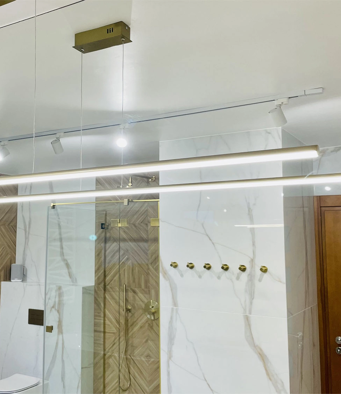 Złota lampa Led Line – nowoczesna linia światła nad lustrem w łazience