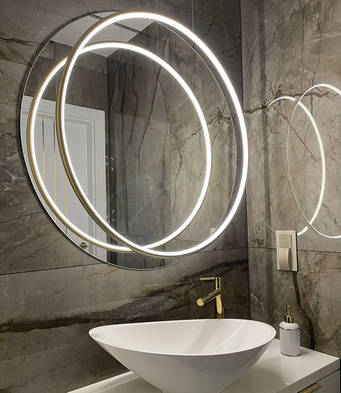 Złota lampa Led Moon 80 cm – bestsellerowa forma przy łazienkowym lustrze