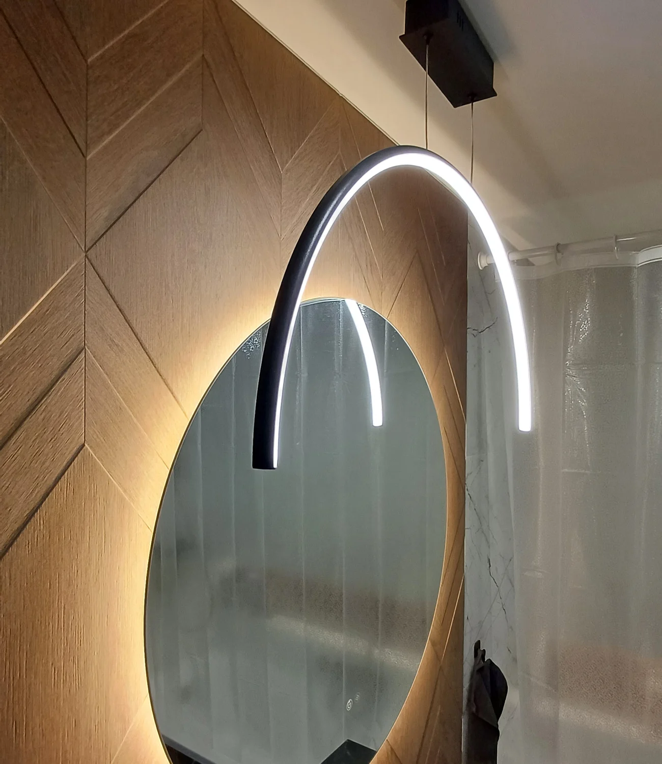 Led Moon No.2 A – półokrągła lampa wisząca, idealna nad okrągłym lustrem w łazience