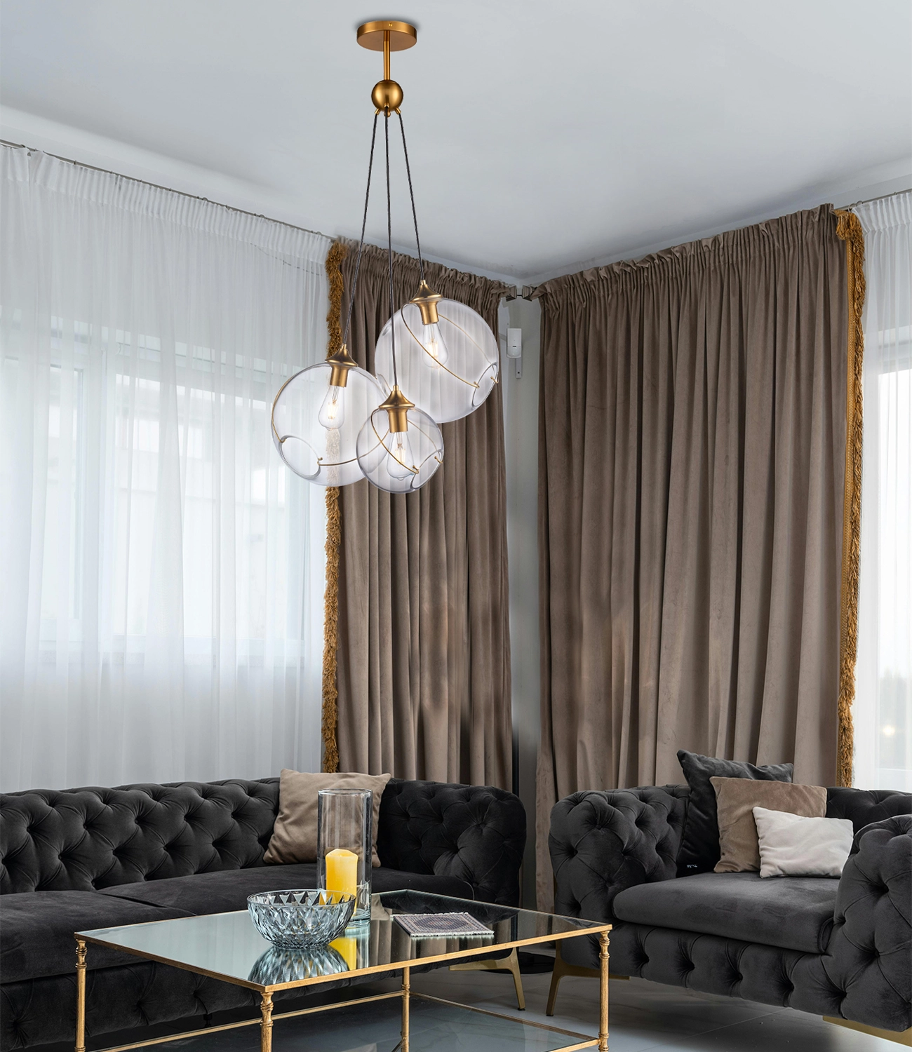 Zobacz lampę Golden Sphere z trzema szklanymi kloszami