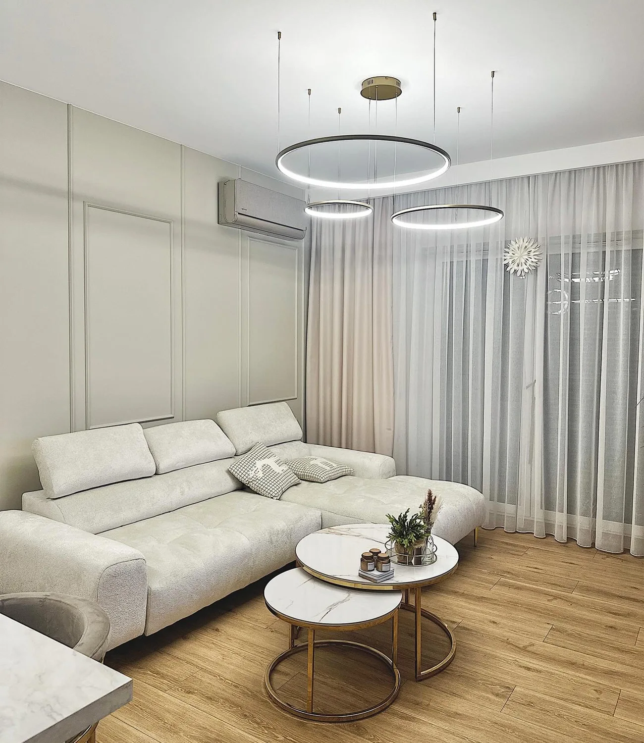 Odwiedź stronę produktu z lampą Led Orbit S w eleganckim salonie
