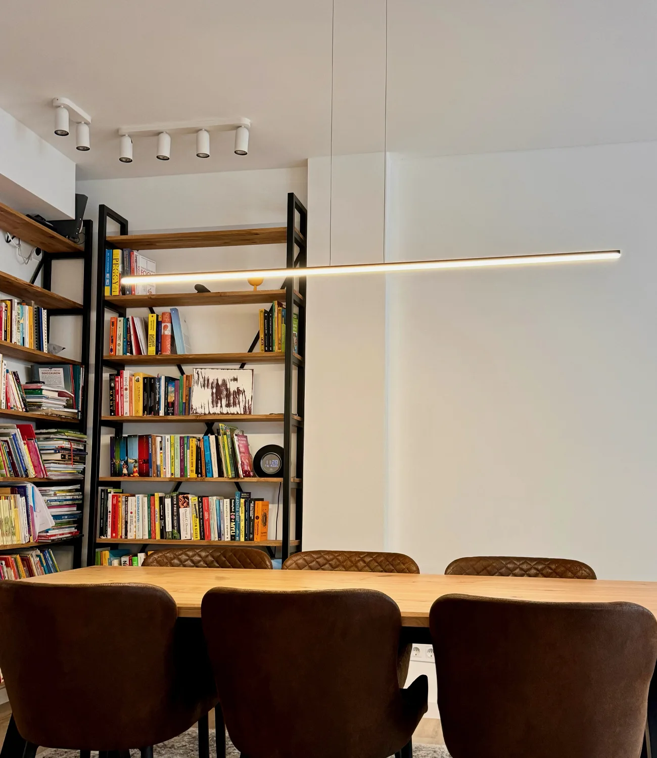Sprawdź minimalistyczną lampę Led Line nad stołem
