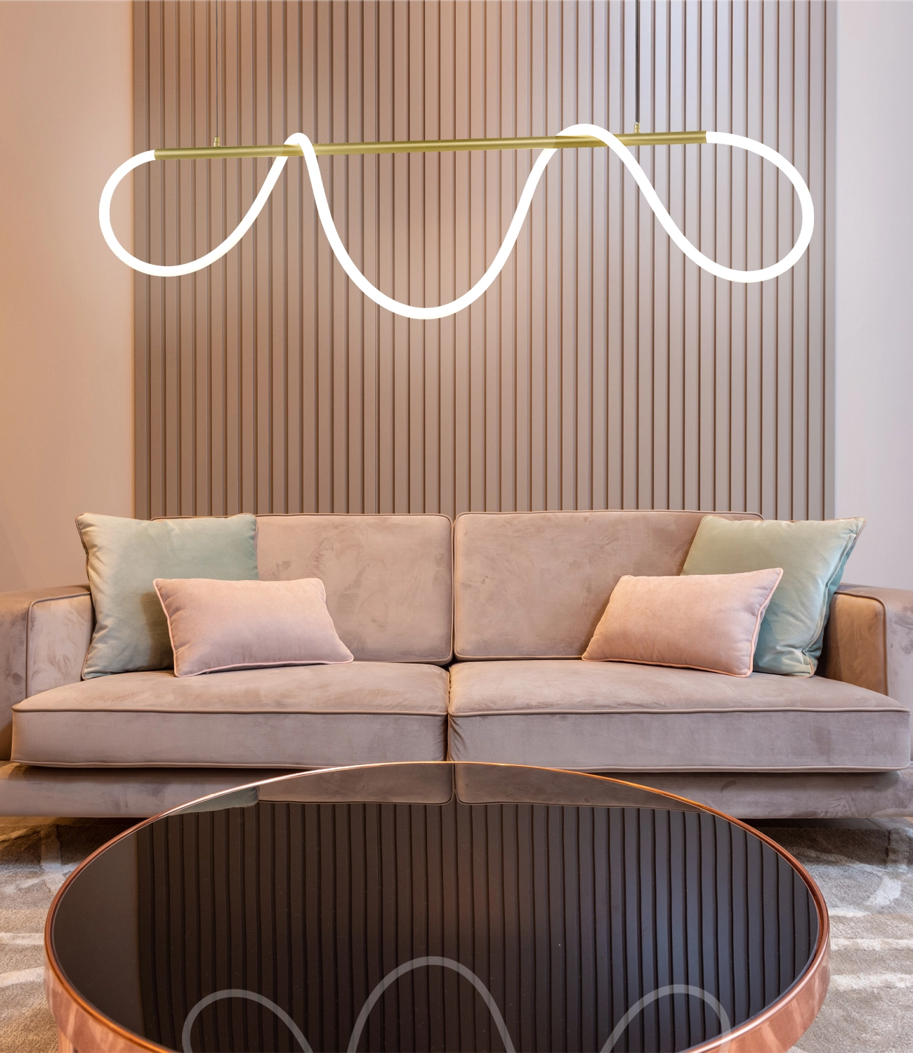 Designerska lampa wisząca Glowline LED ze sznurkiem świetlnym w nowoczesnym salonie