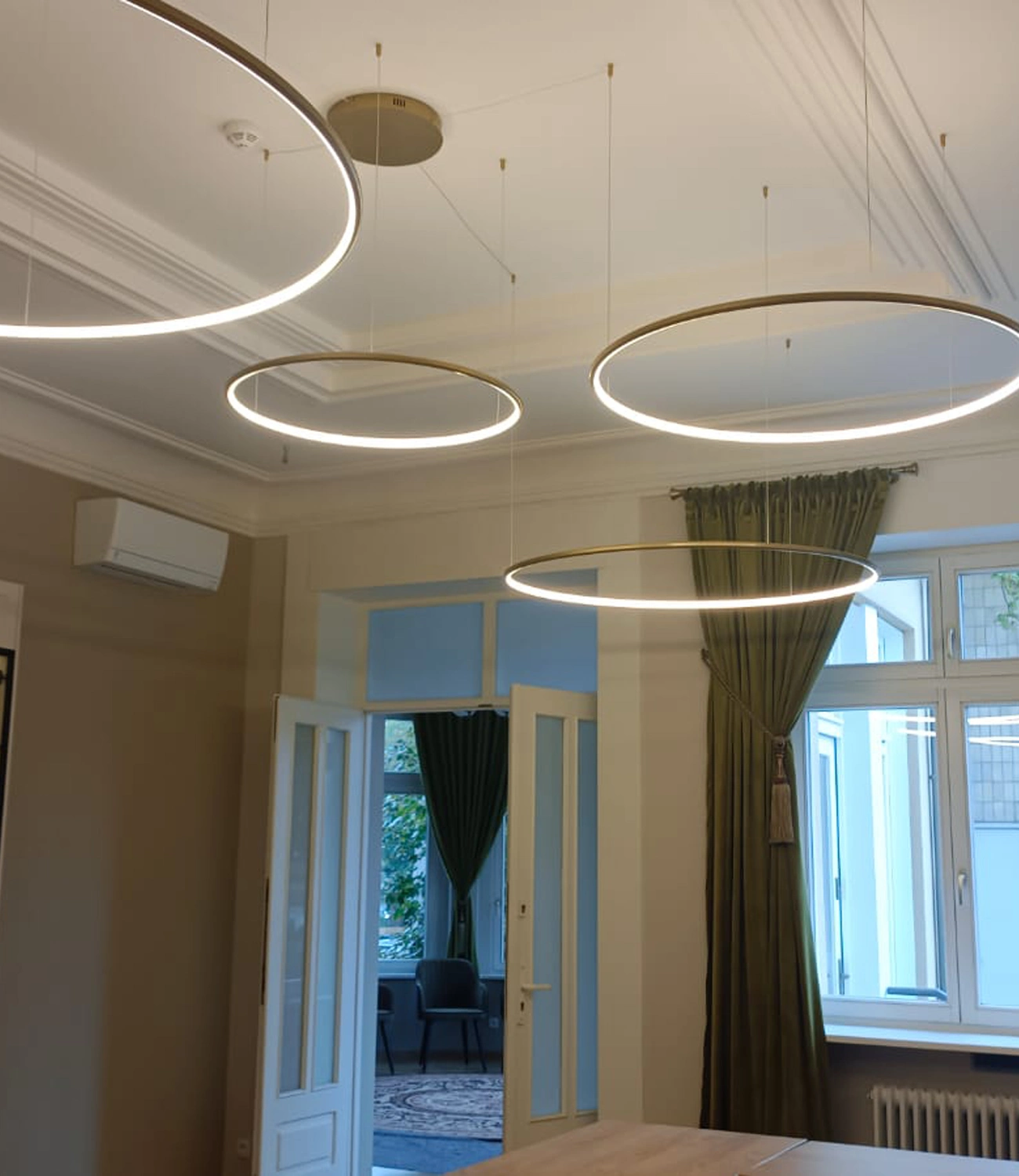 Odkryj lampę Led Orbit S w przestronnym salonie