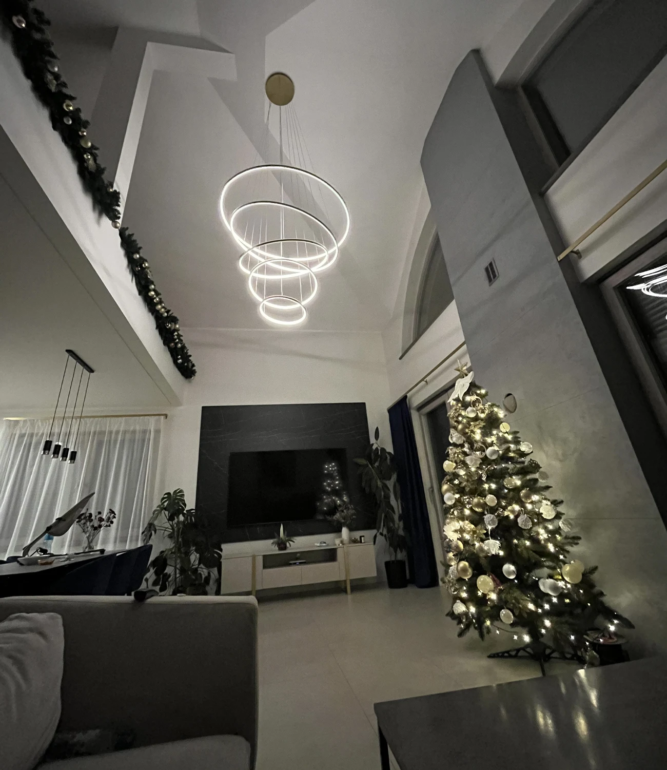 Lampa Led Orbit No.5 – ciepłe światło i elegancka forma nad salonem z antresolą