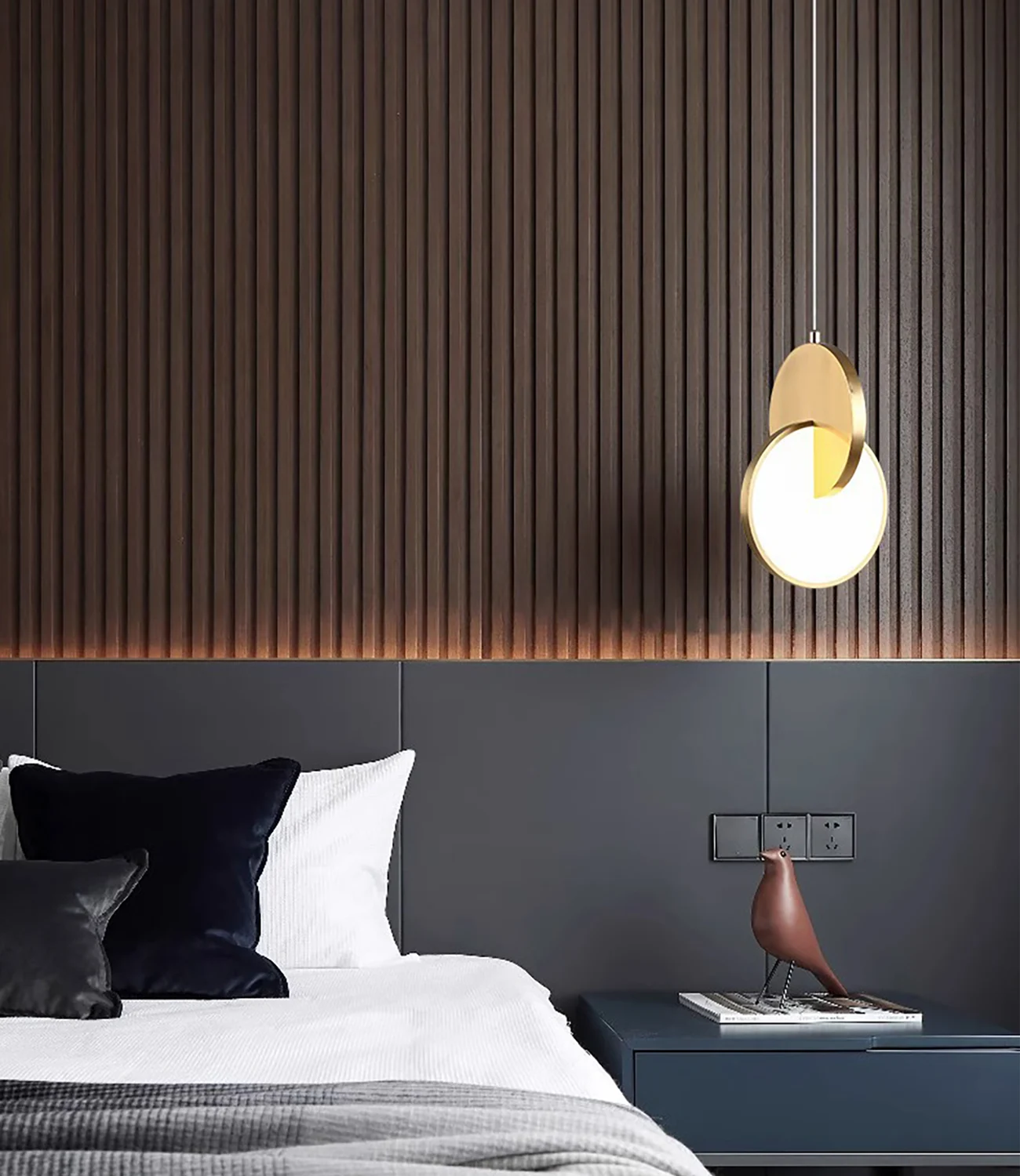 Lampa Led Eclipse w złotym kolorze – nad stolikiem nocnym w eleganckiej sypialni
