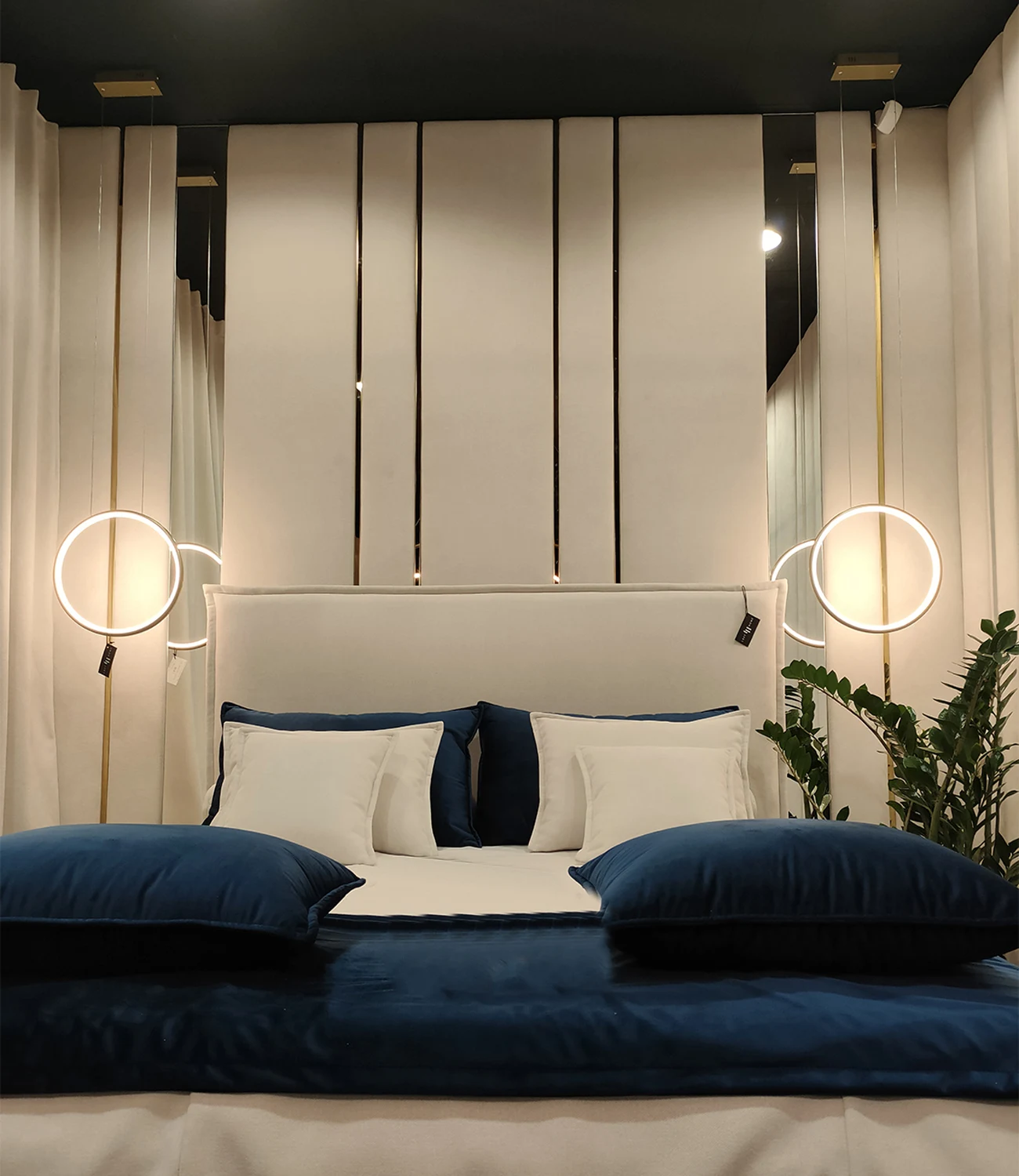 Złota lampa Led Moon No.1 40 cm – delikatne światło przy łóżku