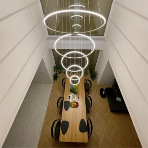 Nowoczesny żyrandol złote ringi LED Orbit No.5 wiszący nad stołem – kliknij, aby zobaczyć więcej opcji oświetlenia do antresoli