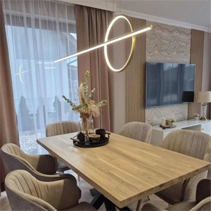 Złota lampa LED Geometrik wisząca nad stołem - kliknij, aby zobaczyć więcej opcji oświetlenia do jadalni
