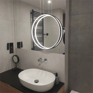 Nowoczesna lampa ring LED Moon przy lustrze – kliknij, aby zobaczyć więcej opcji oświetlenia do łazienki