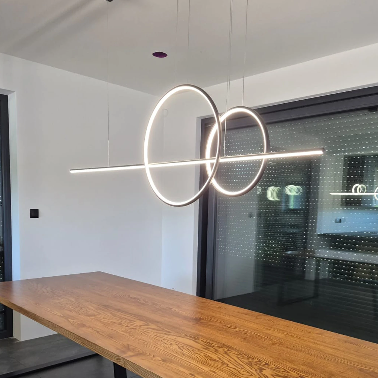 Czarna lampa LED Geometrik No.4 3000K z linią LED 150 cm i pionowymi ringami 60 i 40 cm