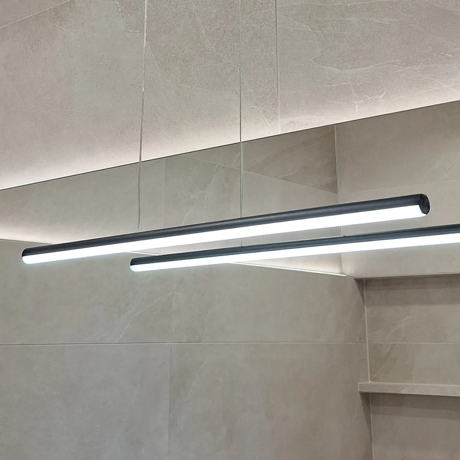 Detal czarnej lampy LED Line No.1 – minimalistyczne wykończenie