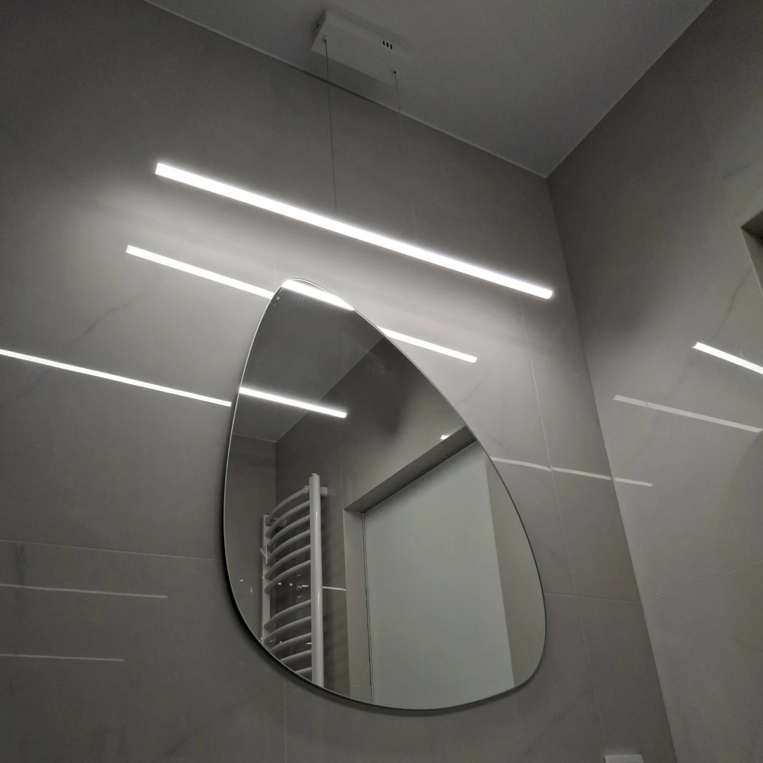 Biała lampa liniowa LED Line No.1 80 cm nad blatem roboczym