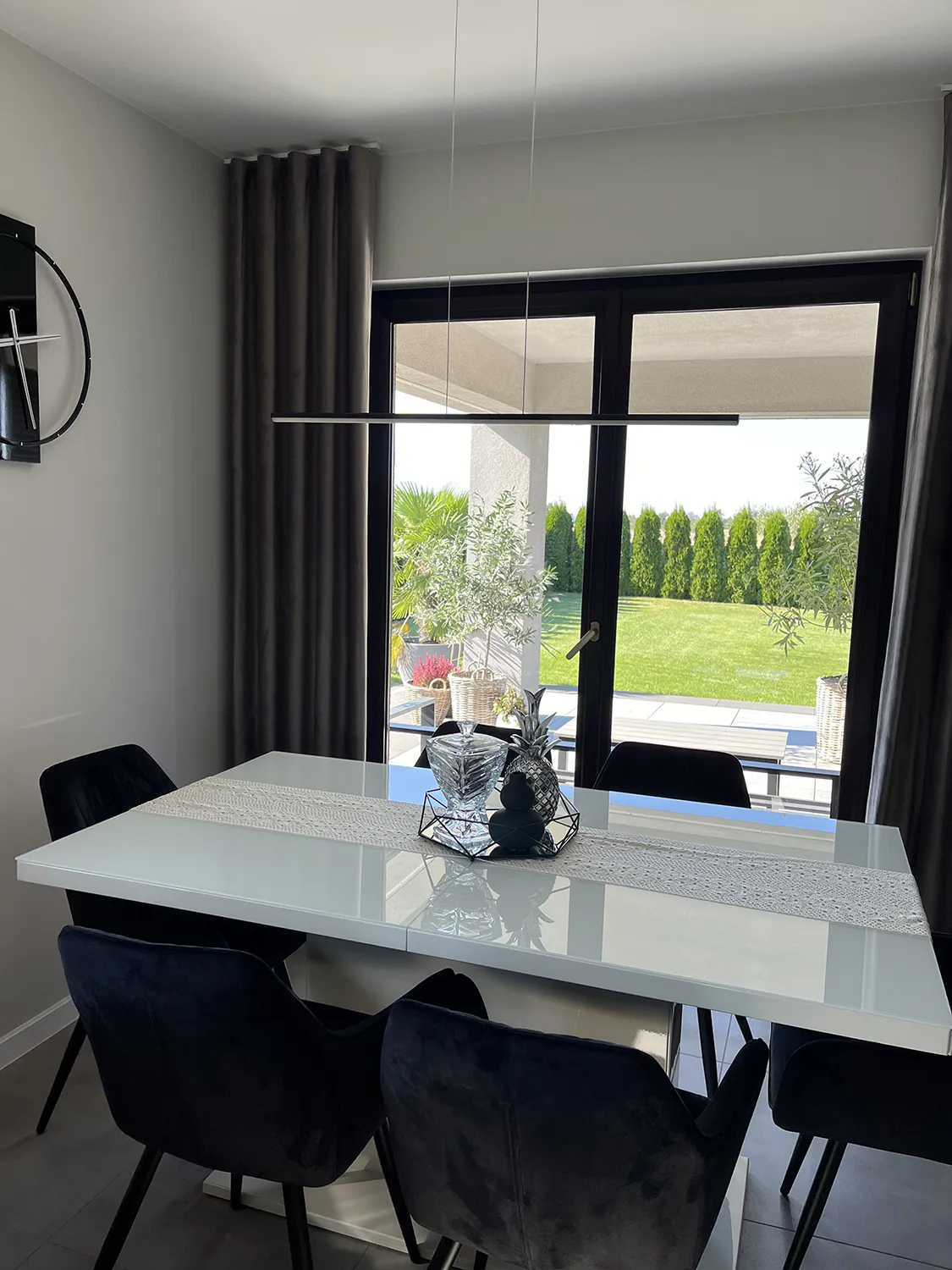 Czarna lampa liniowa LED Line No.1 80 cm zawieszona nad biurkiem