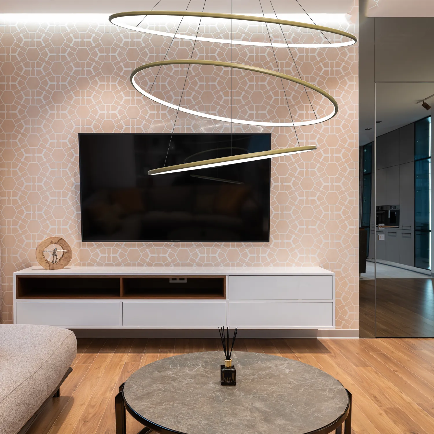 Złota lampa Orbit No.3 120 cm LED z neutralnym światłem 4000K nad stołem w jadalni