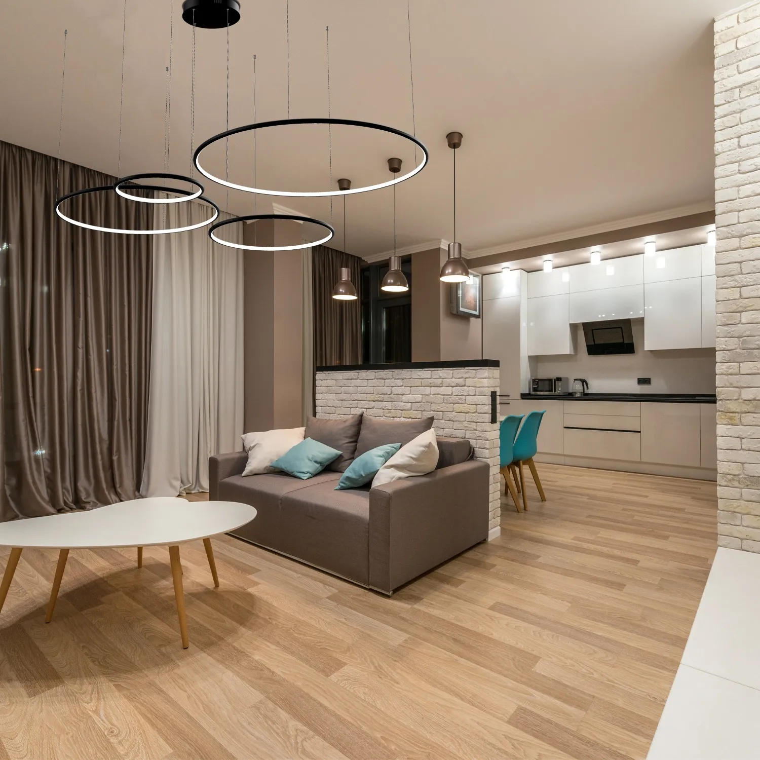 Nowoczesna lampa wisząca LED Orbit S No.4 czarna matowa – cztery ringi LED 120, 100, 80 i 60 cm w aranżacji salonu