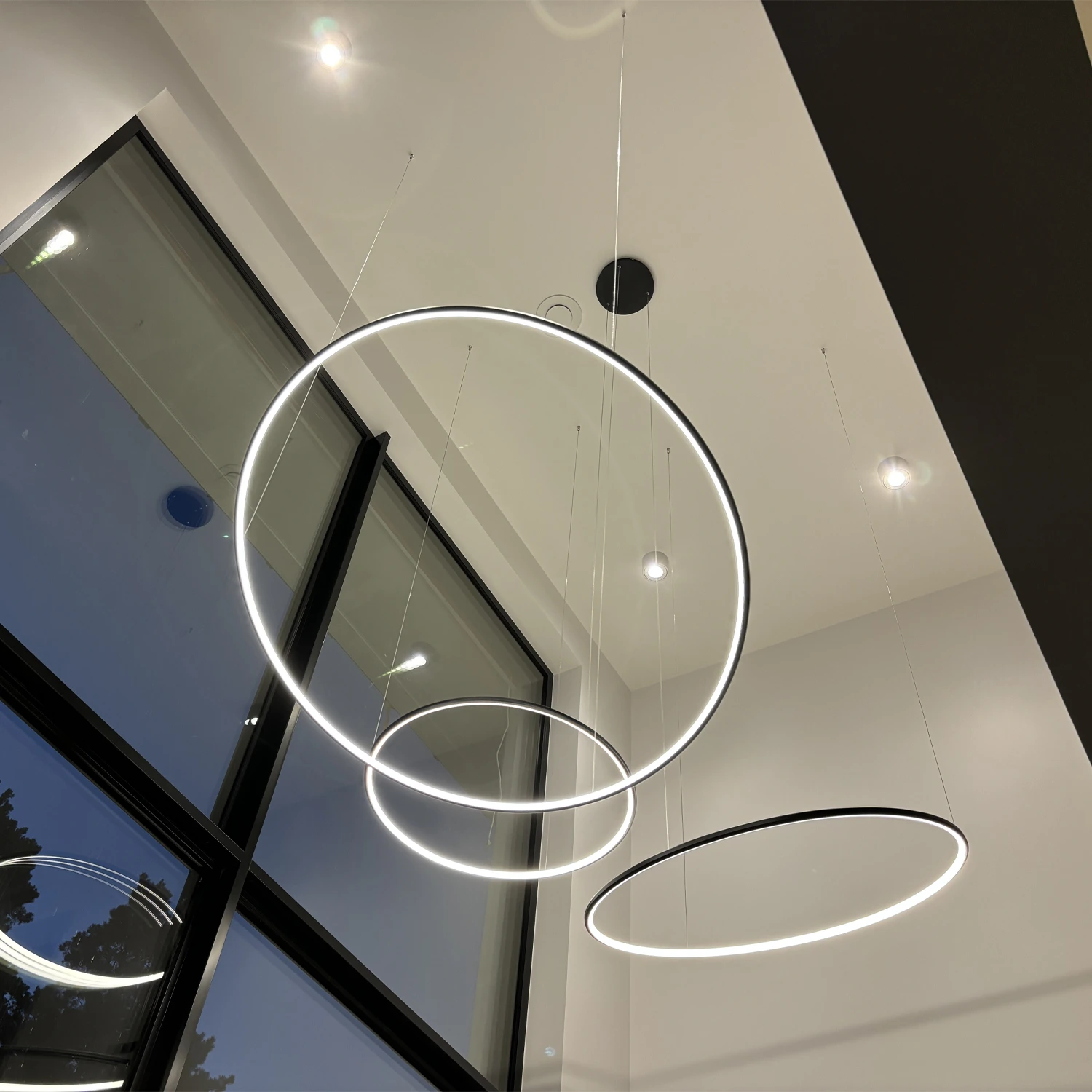 Nowoczesna lampa wisząca LED Orbit S No.3 czarny matowy – aranżacja w wysokim salonie z antresolą