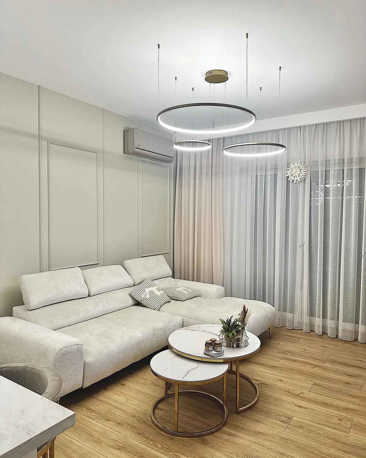 Nowoczesna lampa wisząca LED Orbit S No.3 złoty satynowy – trzy ringi 100, 80 i 60 cm w aranżacji salonu