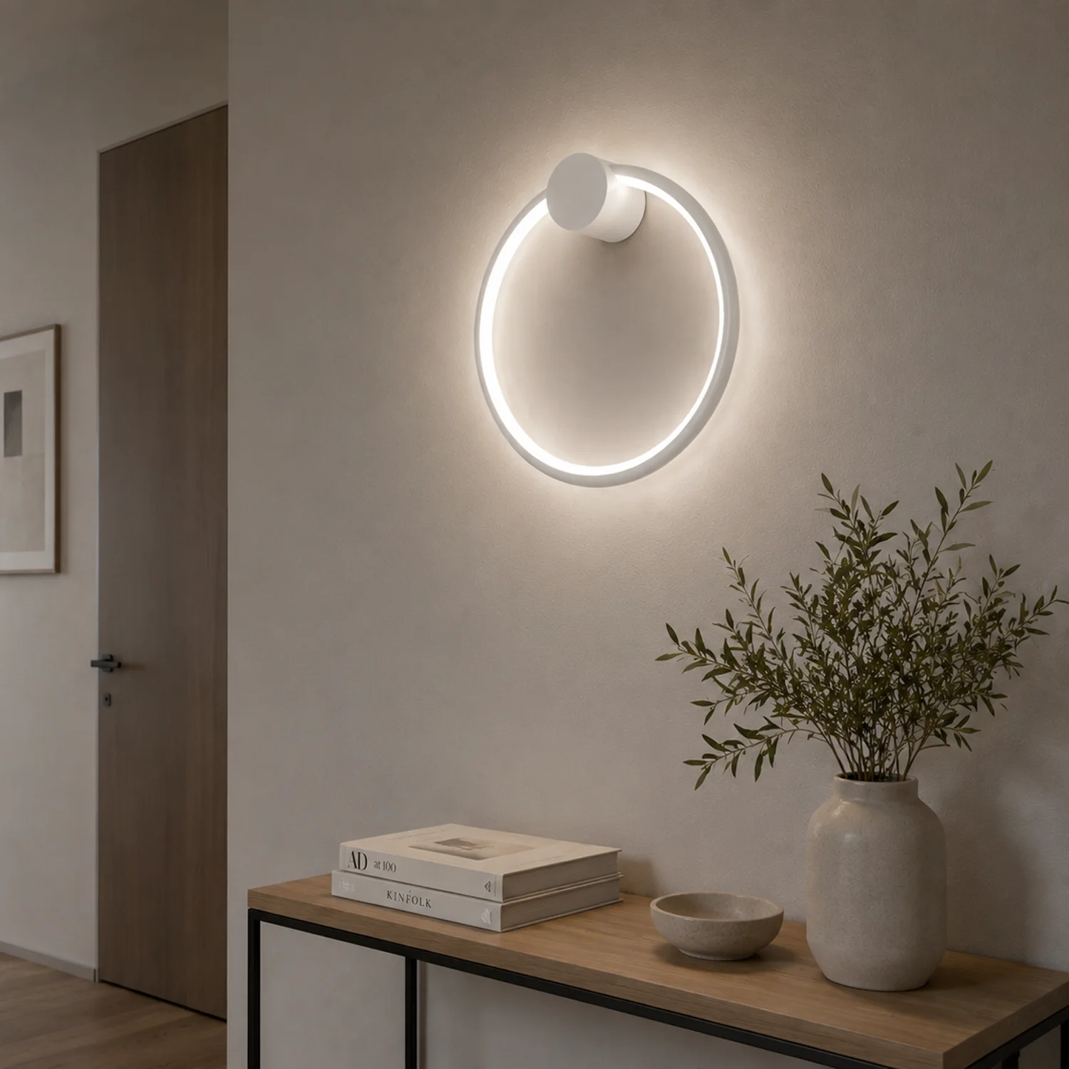 Możliwości aranżacyjne białego kinkietu LED Moon 30 cm