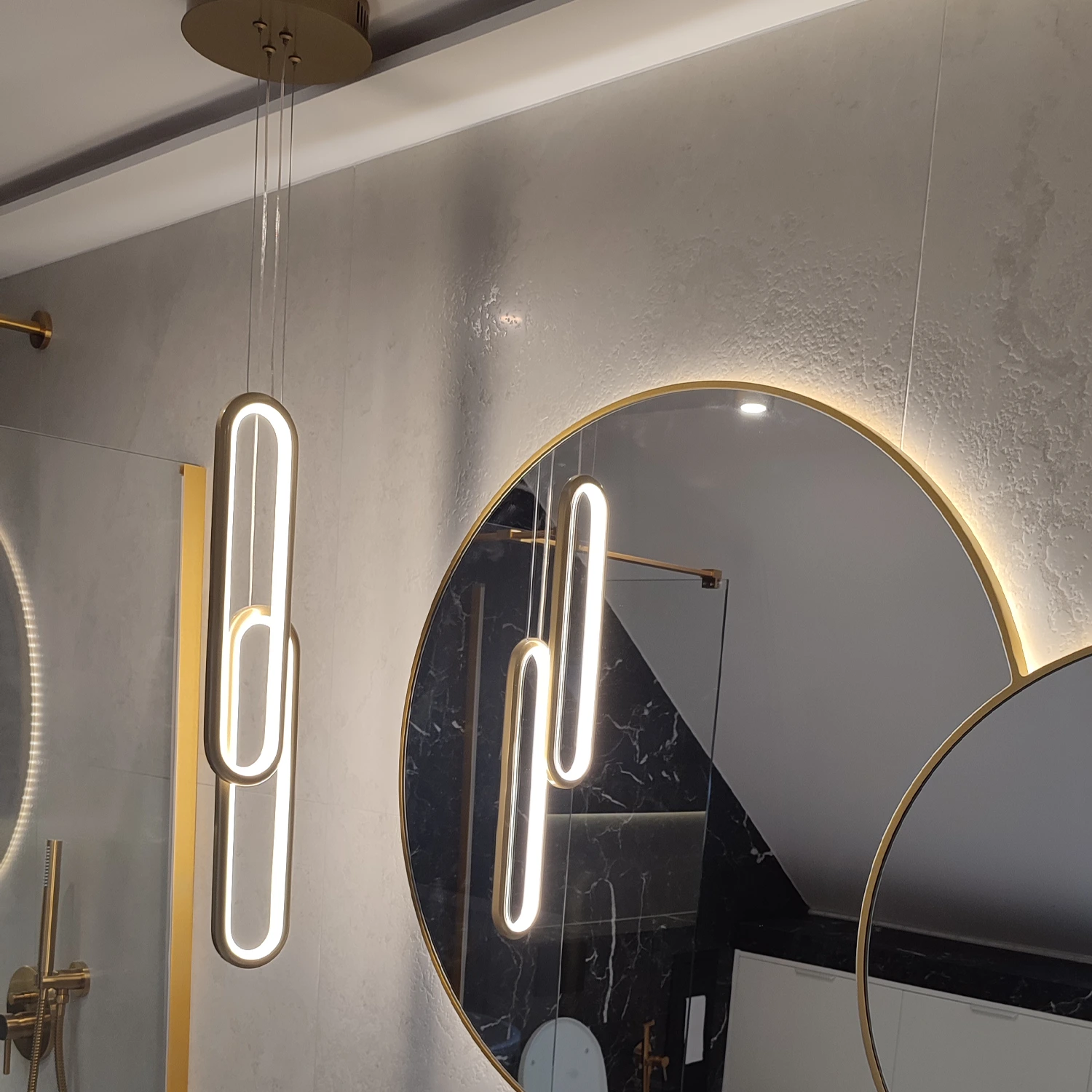 Złota lampa LED Led Ellipse No.2 4000K w nowoczesnym wnętrzu