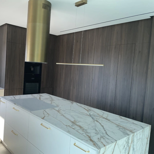 Nowoczesna lampa wisząca Led LINE 80 cm 4k złota sterowana pilotem LEDesign